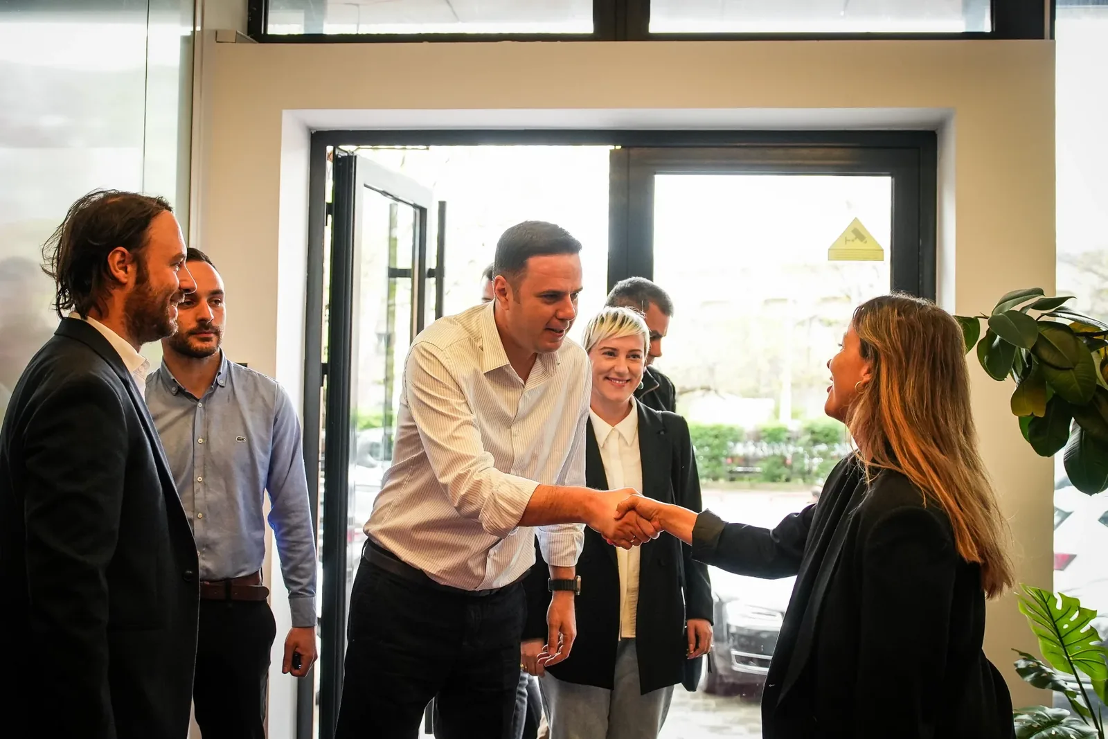 Lumir Abdixhiku besucht die Shkolla Digjitale und StarLabs, IT-Potenzial im Mittelpunkt der Diskussion
