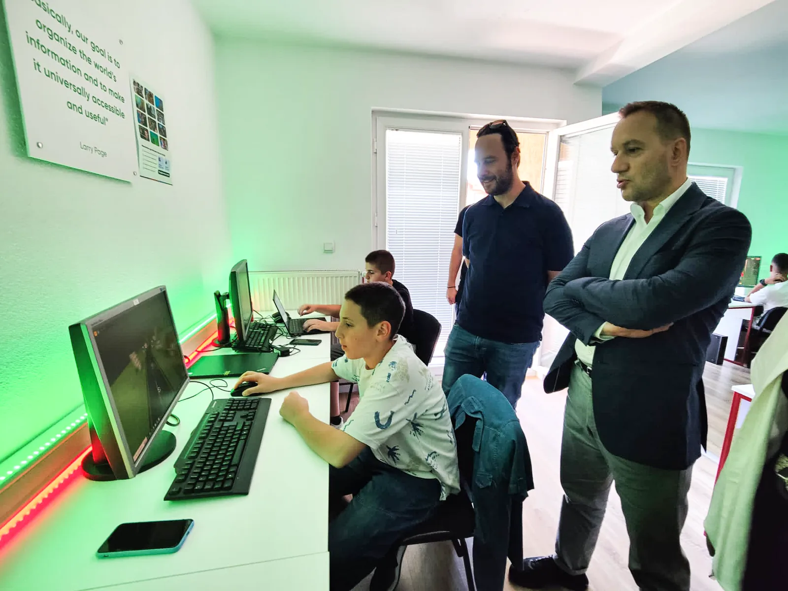 Der stellvertretende Bürgermeister von Pristina, Herr Alban Zogaj, besucht die Shkolla Digjitale und StarLabs