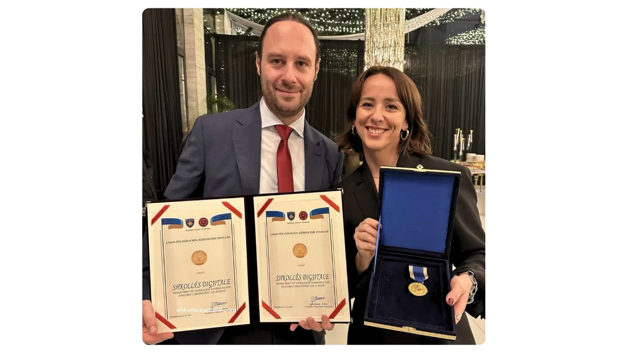Shkolla Digjitale wird mit einer Auszeichnung und Anerkennung von der Präsidentin der Republik Kosovo, Vjosa Osmani, geehrt