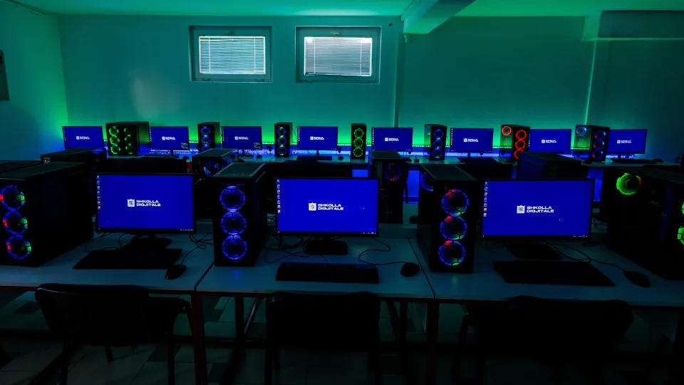 Shkolla Digjitale trainiert in Zusammenarbeit mit IREX viele junge Menschen in den gefragtesten Bereichen der Technologie!